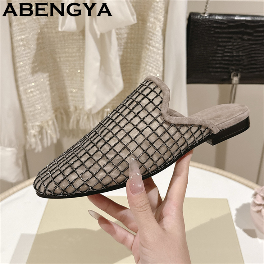 The Ethnic Fashion - Glänzende Spitzen-Mesh-Slipper mit runder Zehenpartie für